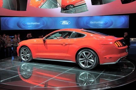 Ford chính thức ra mắt chiếc Mustang 2015 - 13 Và phiên bản Mustang 2015 coupé cùng người mẫu Ala Mulally